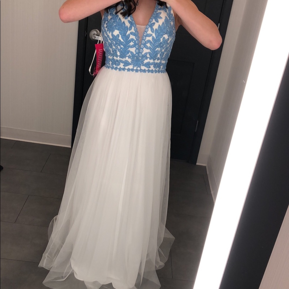 Dress - Picture 3 of 3